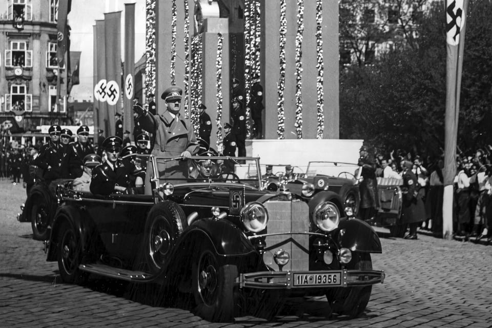 A close view of Hitler's Mercedes on 9 April 1938 with the number plate 19356 clearly visible