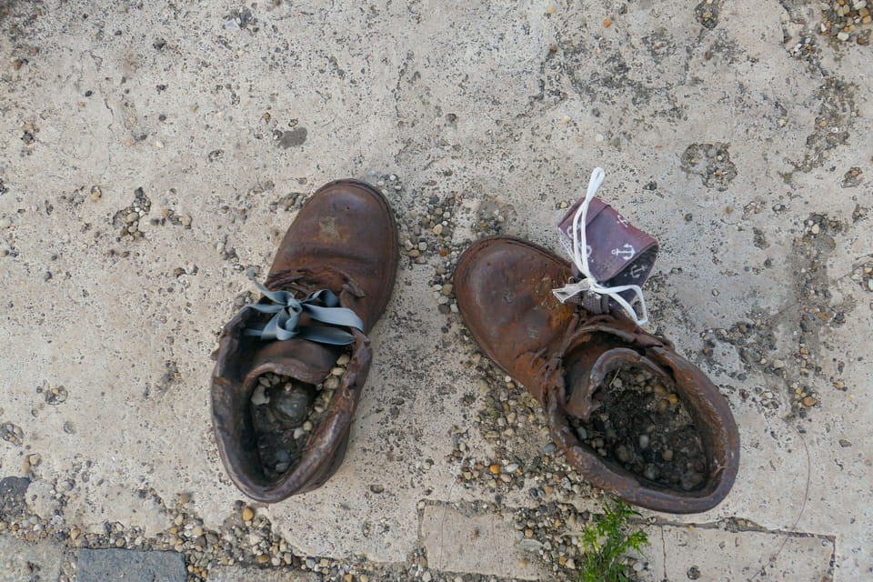 Shoes on the Danube Bank (Cipők a Duna-parton) today: cast-iron shoes on the Pest embankment, photographed by the author in 2021
