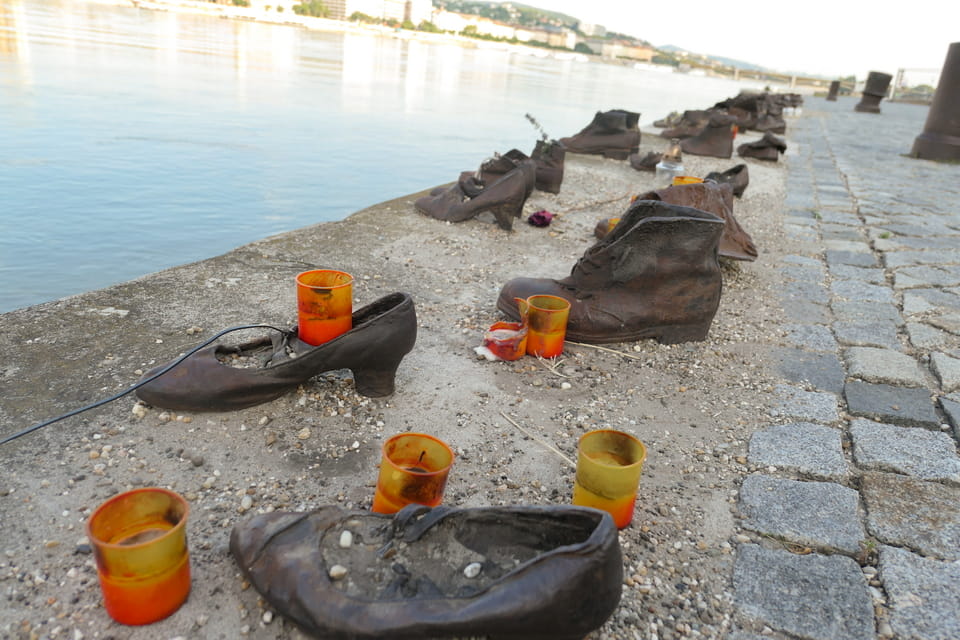 Cast-iron shoes in 1940s styles at the Shoes on the Danube Bank memorial in Budapest, photographed by the author in 2021